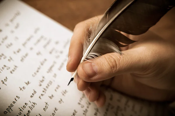 Escritor escribe una pluma estilográfica sobre el trabajo en papel —  Fotos de Stock