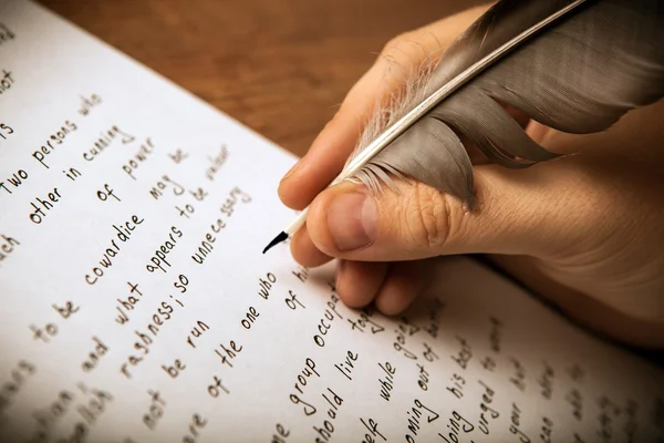 Écrivain écrit un stylo plume sur la paperasserie — Photo