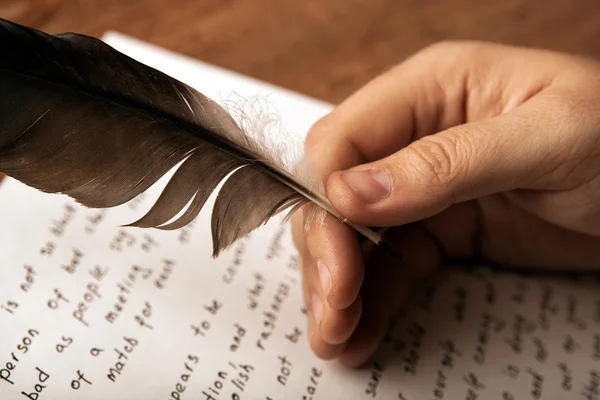 Escritor escreve uma caneta-tinteiro sobre trabalho de papel — Fotografia de Stock