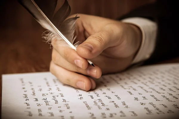 Scrittore scrive una penna stilografica su carta lavoro — Foto Stock