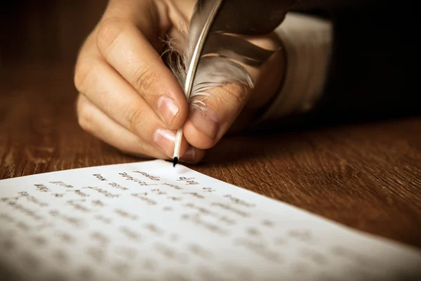 Escritor escreve uma caneta-tinteiro sobre trabalho de papel — Fotografia de Stock