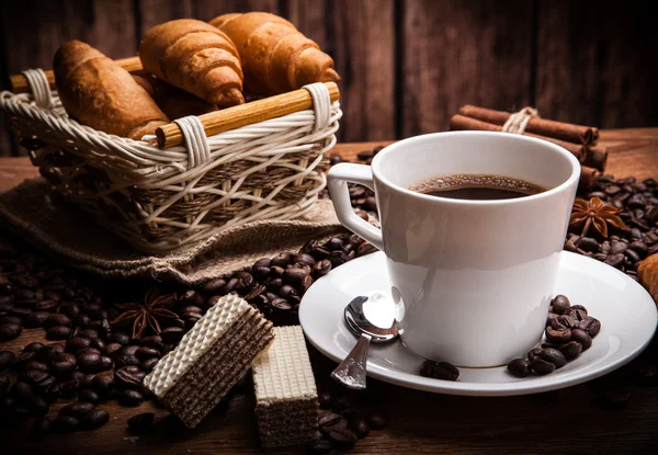 Кофе натюрморт с чашкой кофе — стоковое фото