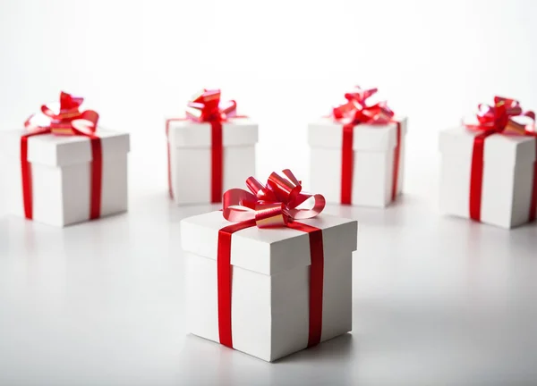 Caixas de presente branco em cinza — Fotografia de Stock