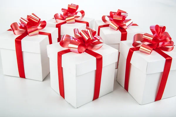 Cajas de regalo blancas en gris —  Fotos de Stock