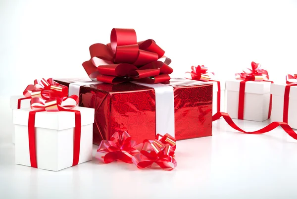 Una scatola regalo rossa scatole regalo bianche su grigio — Foto Stock