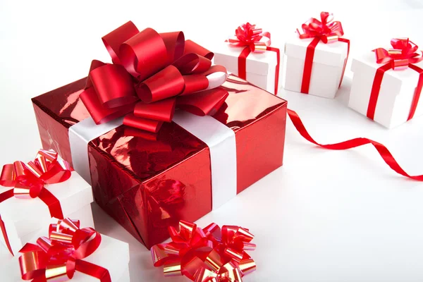 Bir kırmızı hediye kutusu beyaz hediye kutuları gri — Stok fotoğraf
