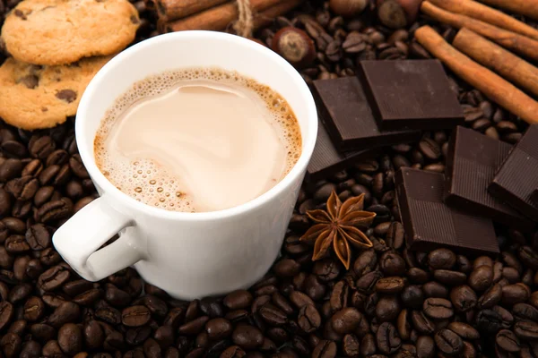 Granos de café café con crema en una taza — Foto de Stock