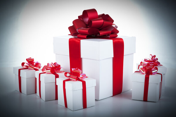 одна белая коробка подарков и белые коробки подарков
