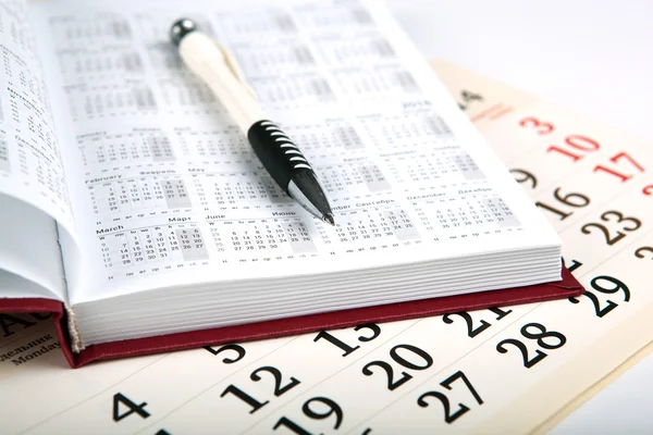 Giorni di calendario con numeri e penna — Foto Stock