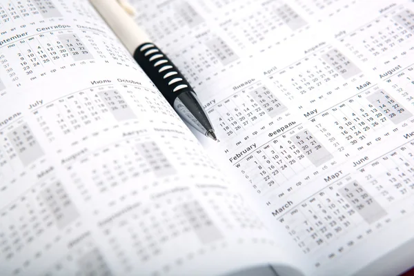 Календарные дни с цифрами и ручкой — стоковое фото