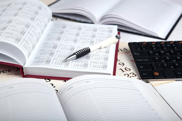 Kalendertage mit Zahlen und Stift — Stockfoto