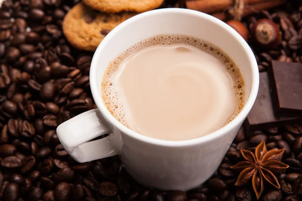 Granos de café café con crema en una taza — Foto de Stock