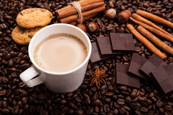 Café grãos de café com creme em uma xícara — Fotografia de Stock