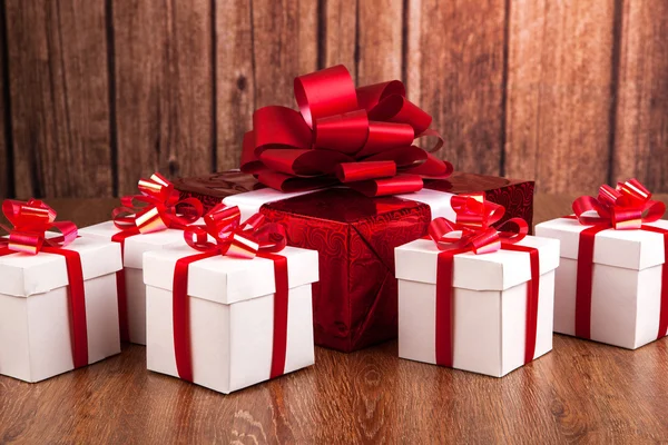 Una caja de regalo roja cajas de regalo blancas — Foto de Stock