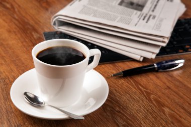 fincan kahve ve gazete