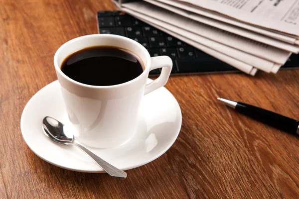 Tazza di caffè e il giornale — Foto Stock