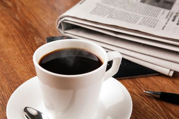 Φλιτζάνι καφέ και εφημερίδα — Φωτογραφία Αρχείου
