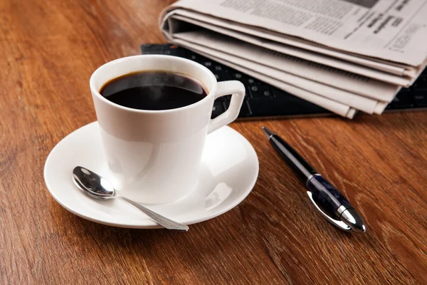 一杯のコーヒーと新聞 — ストック写真