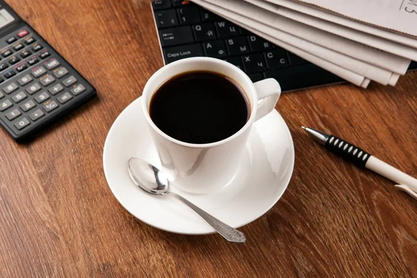 一杯のコーヒーと新聞 — ストック写真