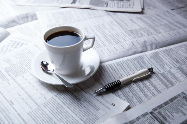 Fincan kahve ve gazete — Stok fotoğraf