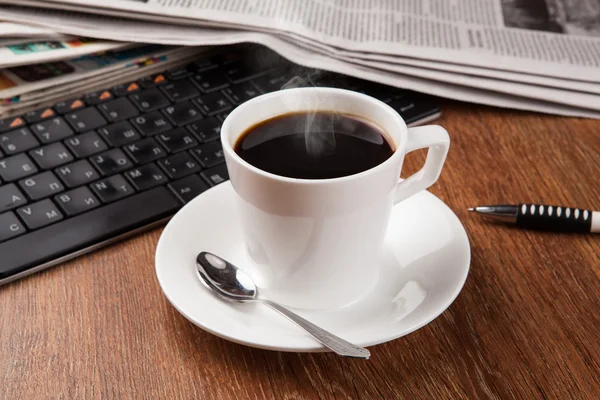 Kopje koffie met de krant — Stockfoto