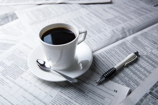 Filiżankę kawy i gazety — Zdjęcie stockowe