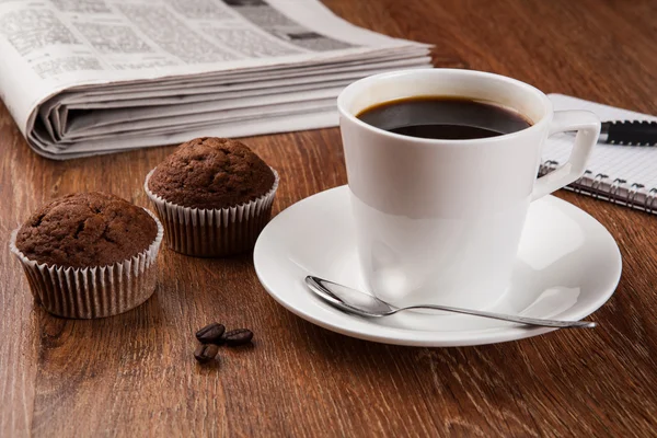 Business Stilleben med kopp svart kaffe — Stockfoto