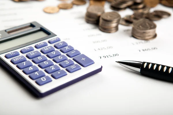 Trabalho na calculadora e papéis — Fotografia de Stock