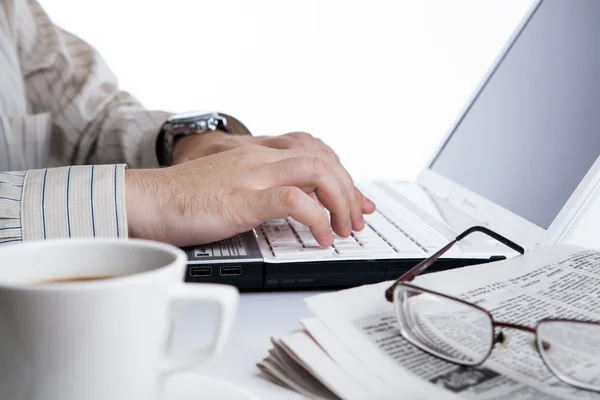 Unternehmer läuft und trinkt eine Tasse Kaffee — Stockfoto