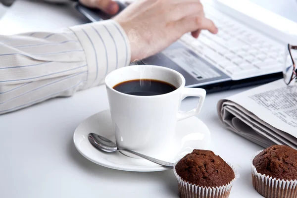 Uomo d'affari in esecuzione e una tazza di caffè — Foto Stock