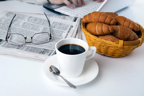 Unternehmer läuft und trinkt eine Tasse Kaffee — Stockfoto