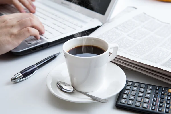 Unternehmer läuft und trinkt eine Tasse Kaffee — Stockfoto