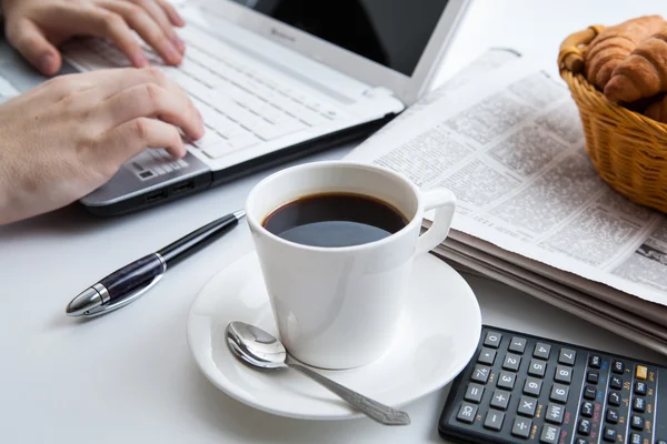 Affärsmannen kör och en kopp kaffe — Stockfoto