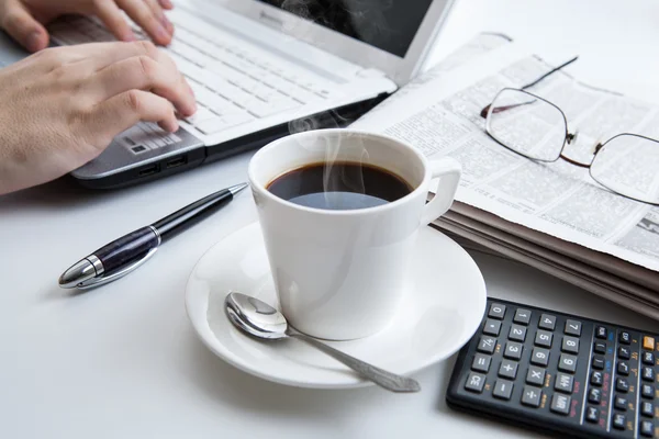 Unternehmer läuft und trinkt eine Tasse Kaffee — Stockfoto