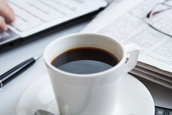 Zakenman uitgevoerd en een kopje koffie — Stockfoto