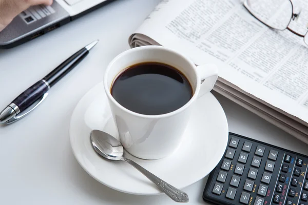 Uomo d'affari in esecuzione e una tazza di caffè — Foto Stock