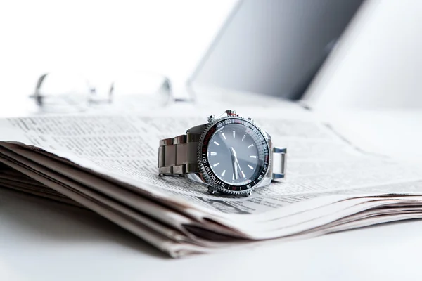 Orologio uomo d'affari sul giornale — Foto Stock