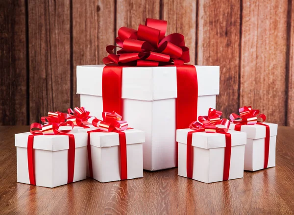 Una gran caja de regalo blanca y cajas de regalo blancas —  Fotos de Stock