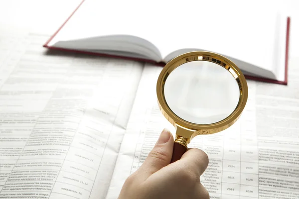 Worker examines a magnifying glass text — Stock Photo, Image