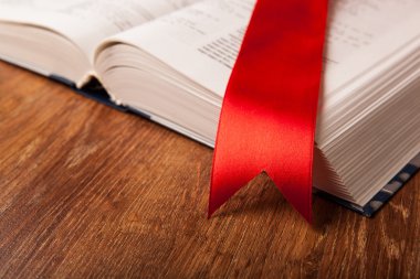 yer işareti ile büyük kitap