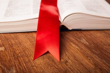 yer işareti ile büyük kitap