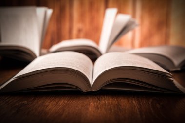açık ahşap bir masa üzerinde büyük kitap