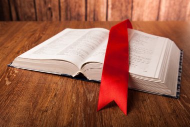 yer işareti ile büyük kitap