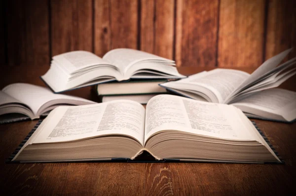 Libro grande abierto en una mesa de madera — Foto de Stock