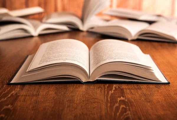 Libro grande abierto en una mesa de madera — Foto de Stock