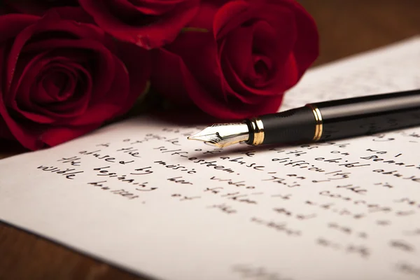 Stillleben eines Füllfederhalters, Papier und Blumen Rosen — Stockfoto