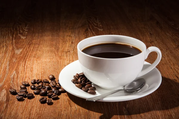 一杯のブラック コーヒーとコーヒー豆の焙煎のある静物 — ストック写真