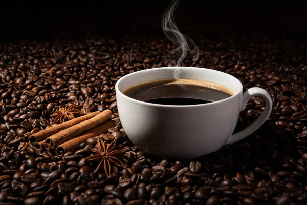 Masih hidup dengan secangkir kopi hitam dan kopi panggang kacang — Stok Foto