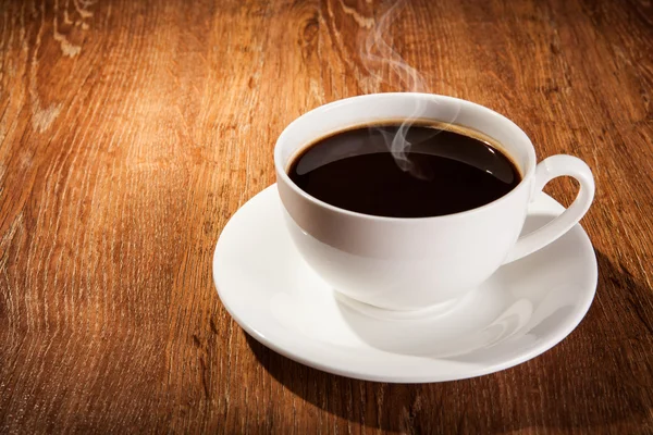 静物与一杯黑咖啡和烘焙过的咖啡豆 — 图库照片