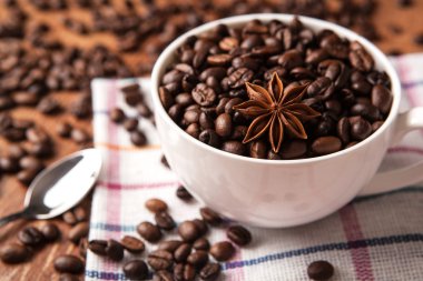 Bir fincan kahve çekirdekleri ile natürmort